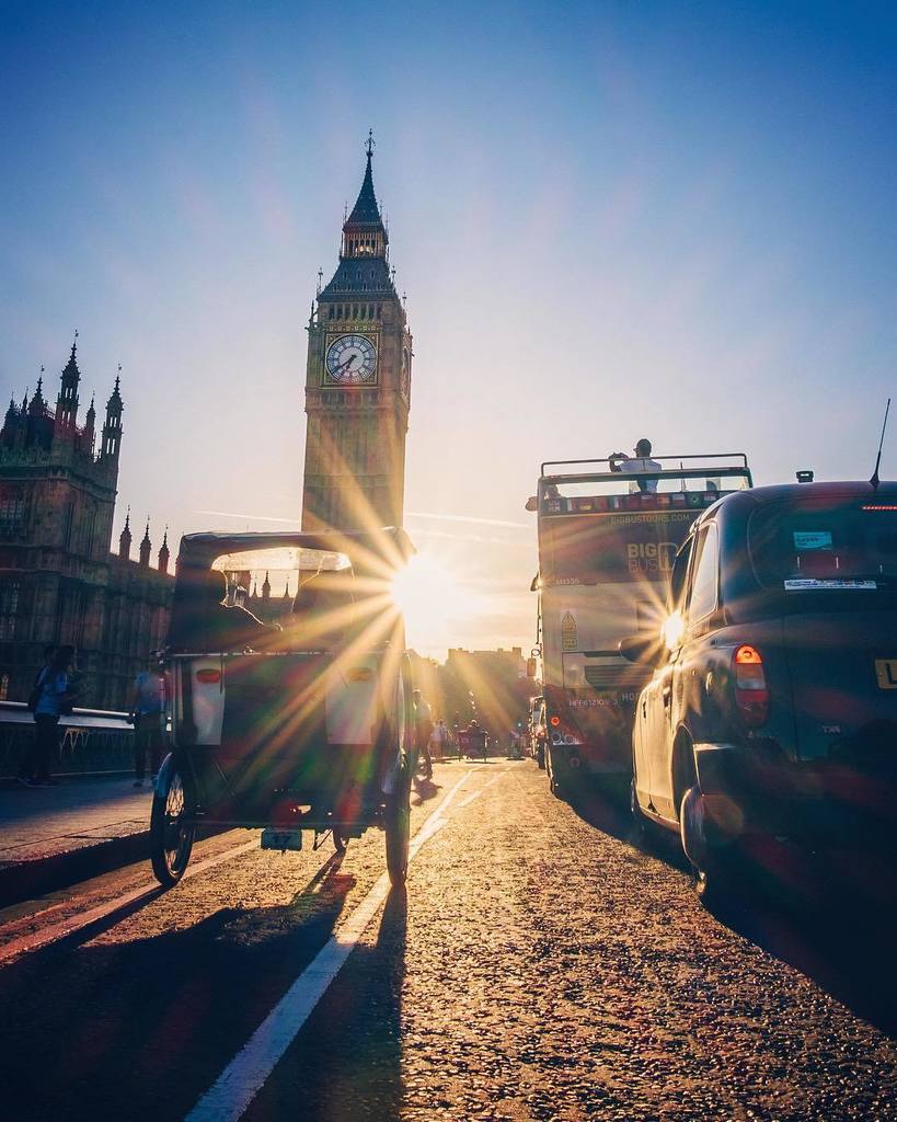 alanisko's tweet photo. Meanwhile on the bridge πβοΈπ¬π§#BigBen #London #SummerSunsets #thisisLondon #SundayBen #westminsterbridge #travel #gβ¦ https://t.co/pDLxB8O7Bg https://t.co/NB89H5V1f6