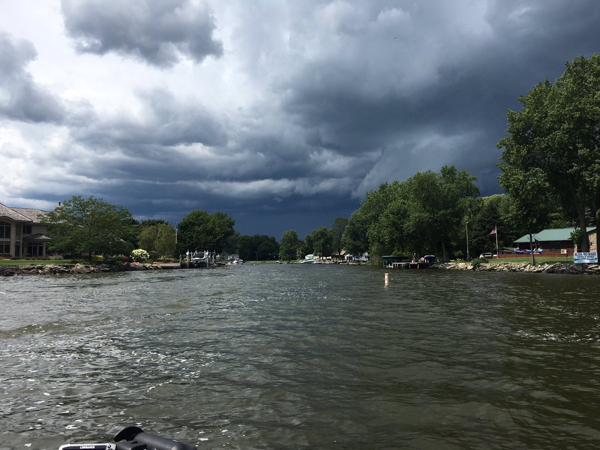 GBMusky's tweet photo. An hour from moon under foot with a big ol' storm front. #Textbook #GreenBayMusky @Mirrocraft @StCroixRods @lakewoodproduct @Muskie_Bumper https://t.co/jjh9Mjt9U8