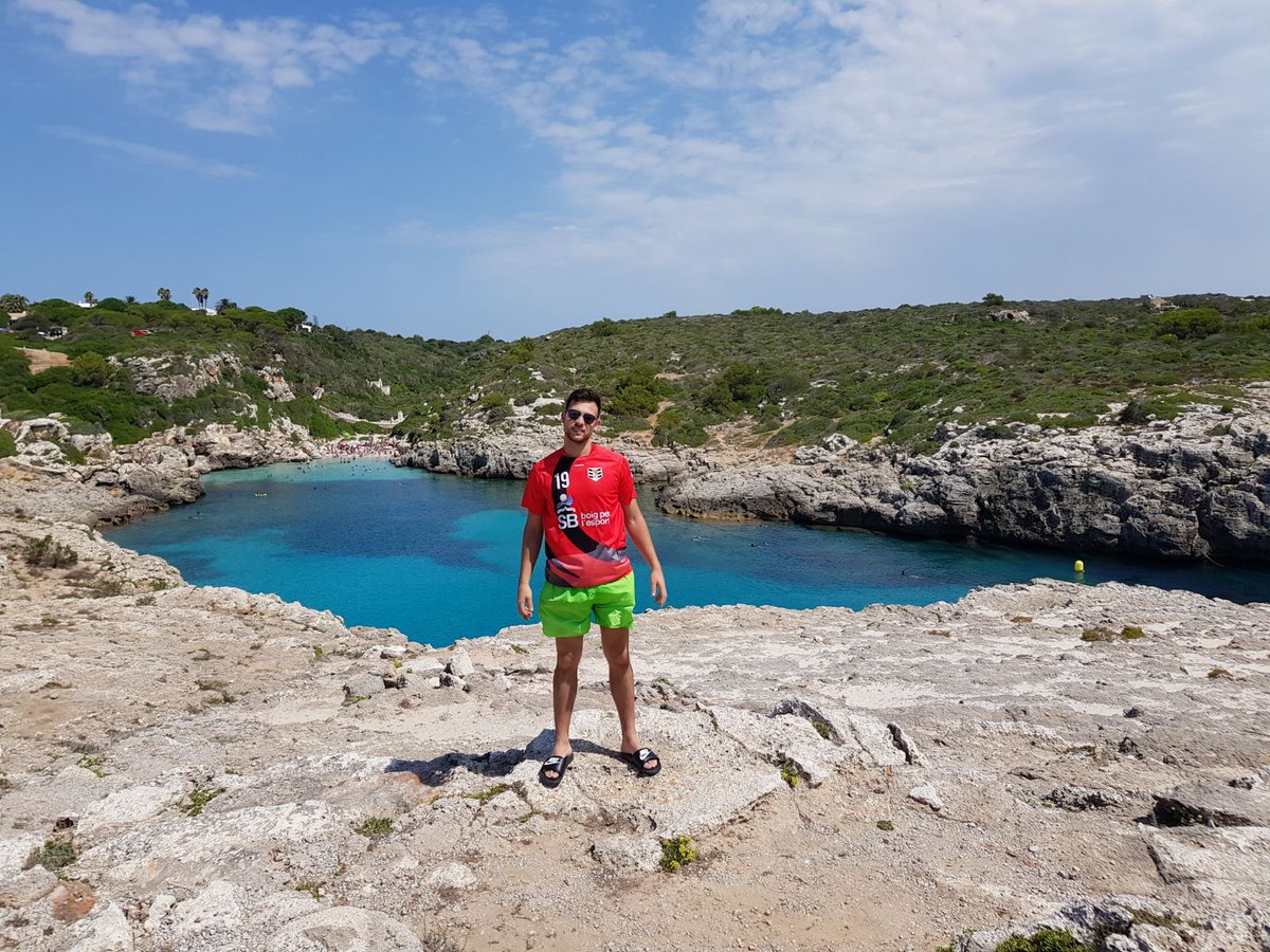 hcsantboi's tweet photo. El jugador del 1er equipo @marcherrero93 nos manda sus recuerdos desde Menorca! #lacoopestadevacaciones #lacoopexelmundo #HCSB A disfrutar. https://t.co/hw0p3DpHeY