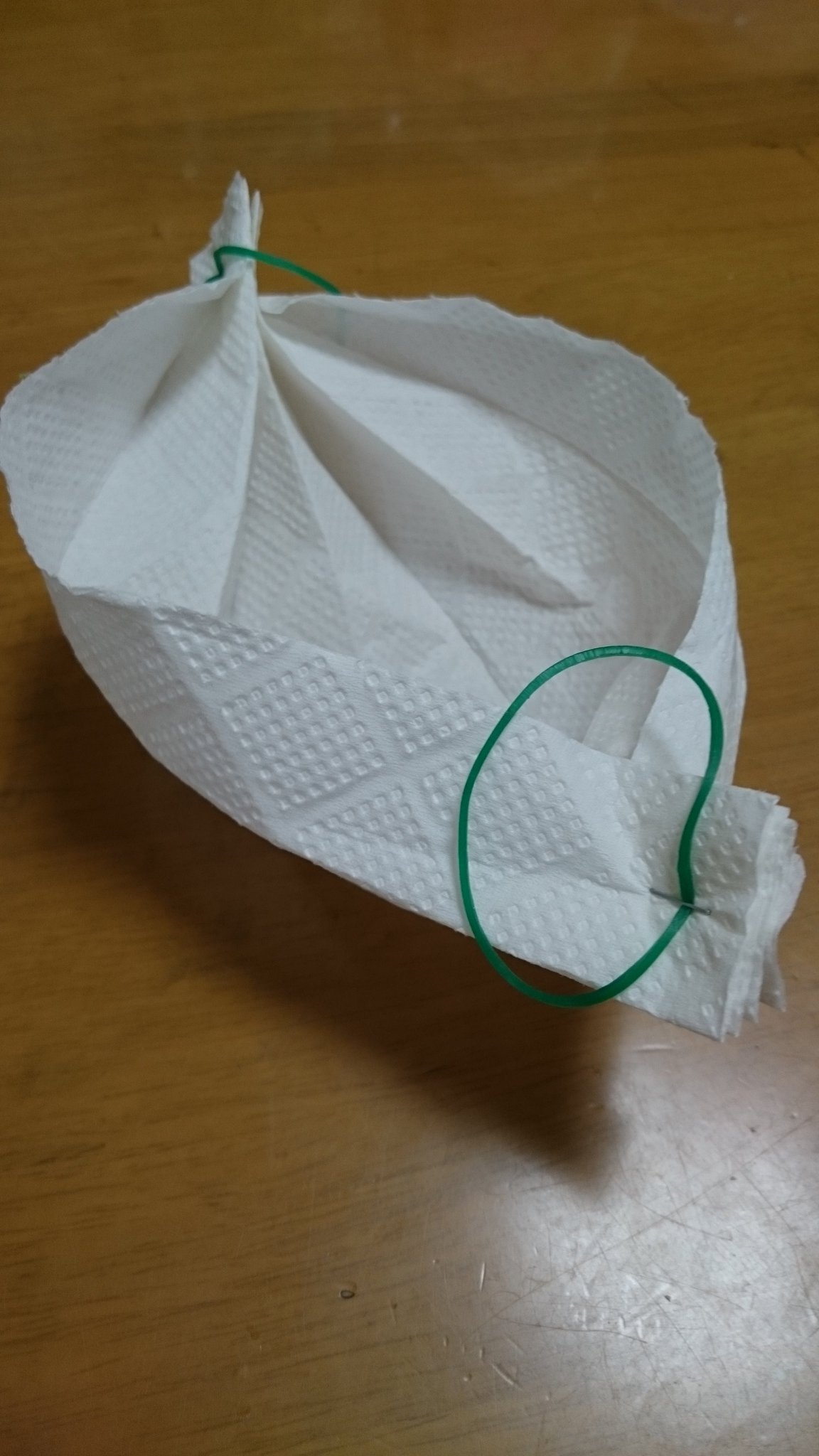 警視庁警備部災害対策課 キッチンペーパーで簡易マスクを作成 キッチンペーパーを蛇腹に折り両端に輪ゴムをつけホチキス止め ホチキスの位置で大きさを調整でき とても簡単に作ることができました 娘に着けてもらったところ 苦しく 警視庁警備部災害対策課 キッチンペーパーで簡易マスクを作成 キッチンペーパーを蛇腹に折り両端に輪ゴムをつけホチキス止め ホチキスの位置で大きさを調整でき とても簡単に作ることができました 娘に着けてもらったところ 苦しく