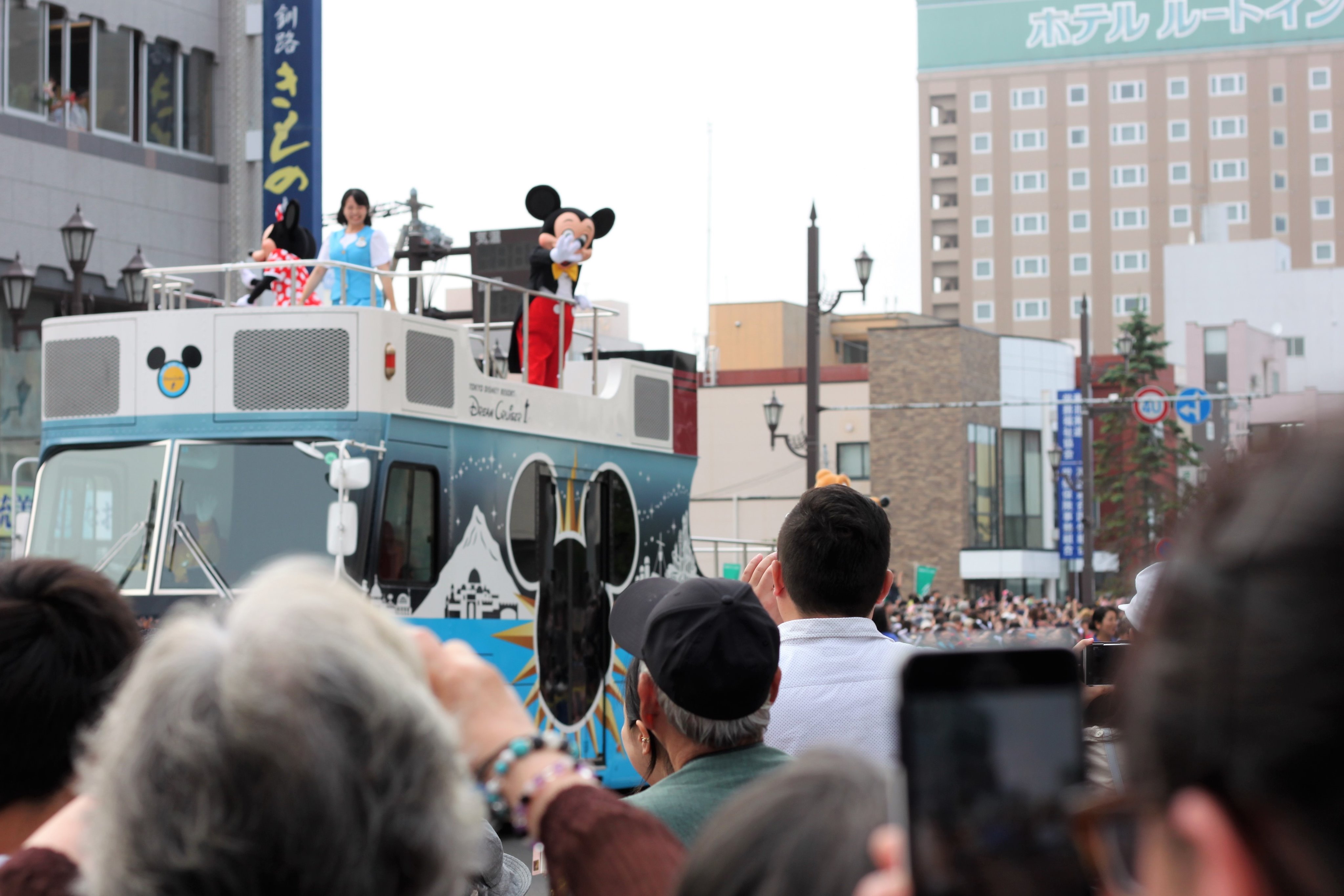 昨日のディズニーパレードの模様 ミッキーもだけど 釧路駅前にこんなに人が集まったのが嬉しい Kushiro 釧路 くしろ港まつり T Co Txgkwhxcxy Twitter