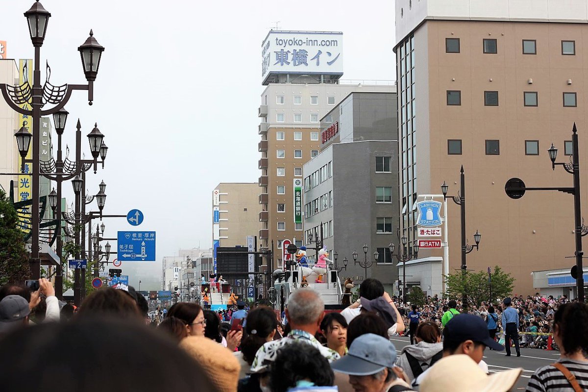 Twitterren 昨日のディズニーパレードの模様 ミッキーもだけど 釧路駅前にこんなに人が集まったのが嬉しい Kushiro 釧路 くしろ港まつり