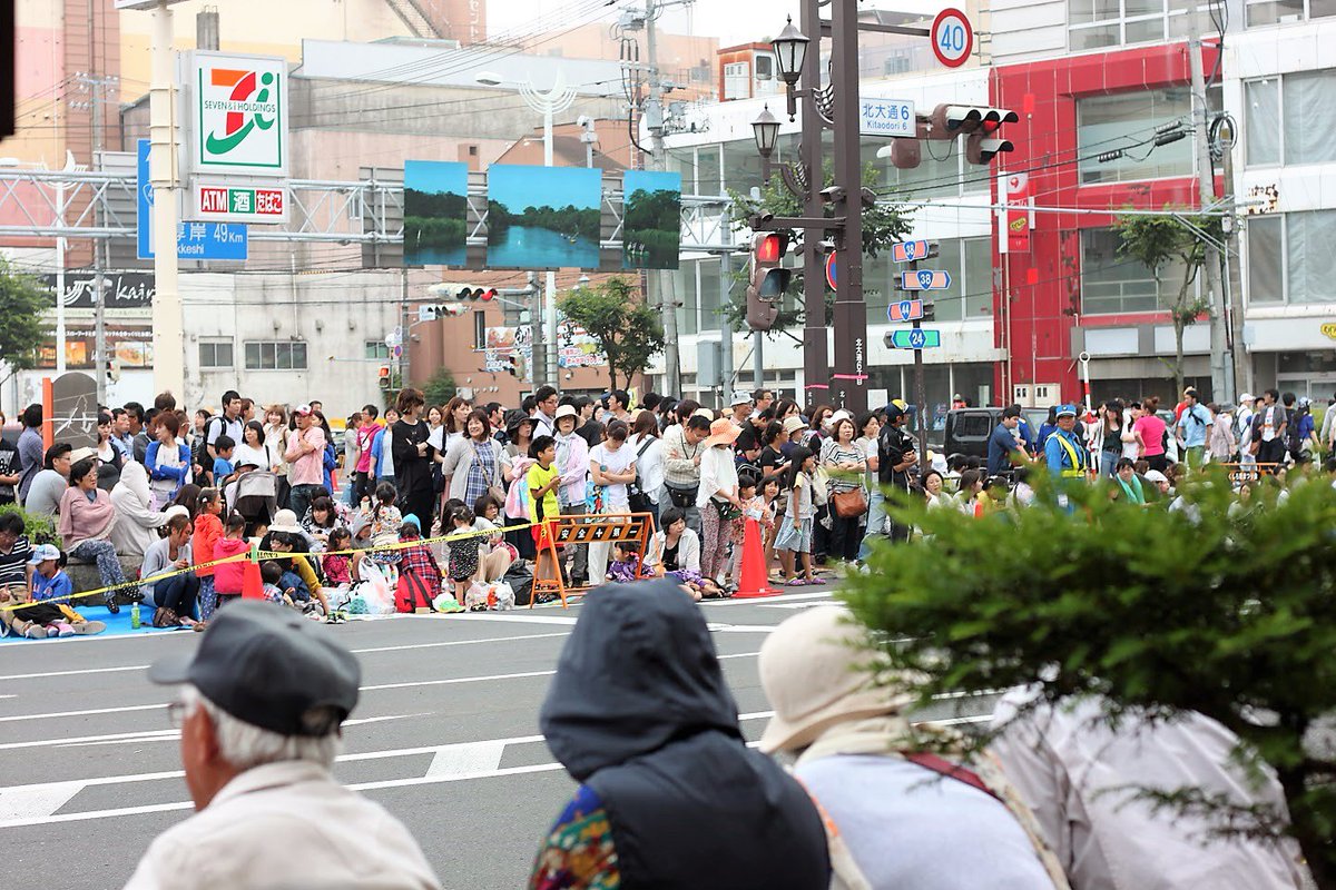 Twitterren 昨日のディズニーパレードの模様 ミッキーもだけど 釧路駅前にこんなに人が集まったのが嬉しい Kushiro 釧路 くしろ港まつり