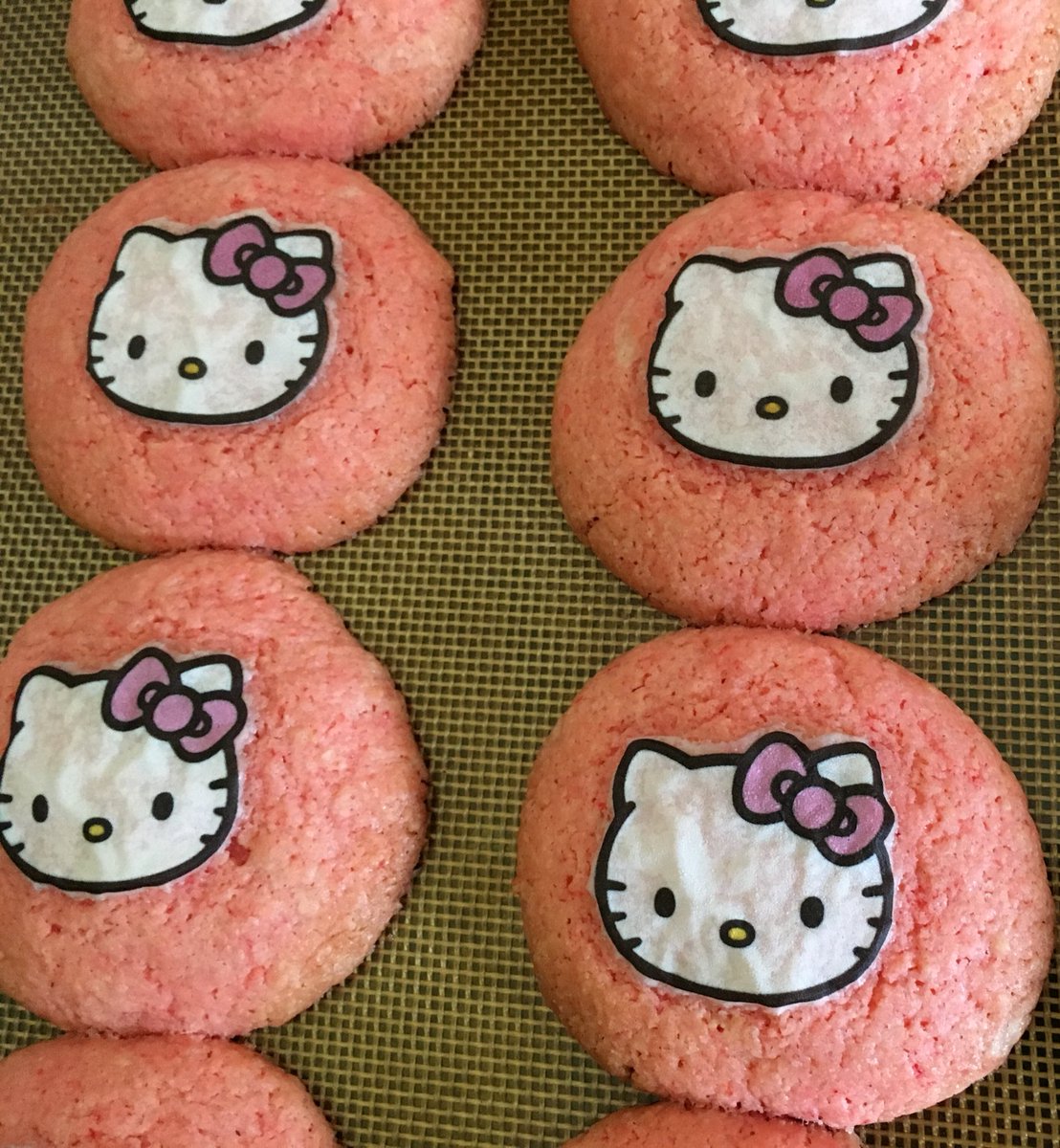 SharonKPIX's tweet photo. Yay! The #SFGHelloKitty cookies are great and the @#SFGiants are winning! https://t.co/ekYNfQGqlG