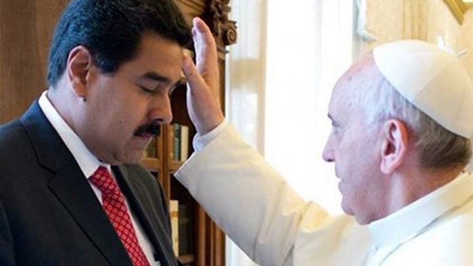 ElAtajoRadio's tweet photo. #Consigna Critican al Papa por haber tardado en condenar el giro autoritario del chavismo. Qué opinás de su actuación en este y otros casos? https://t.co/hcsp1X3VaP