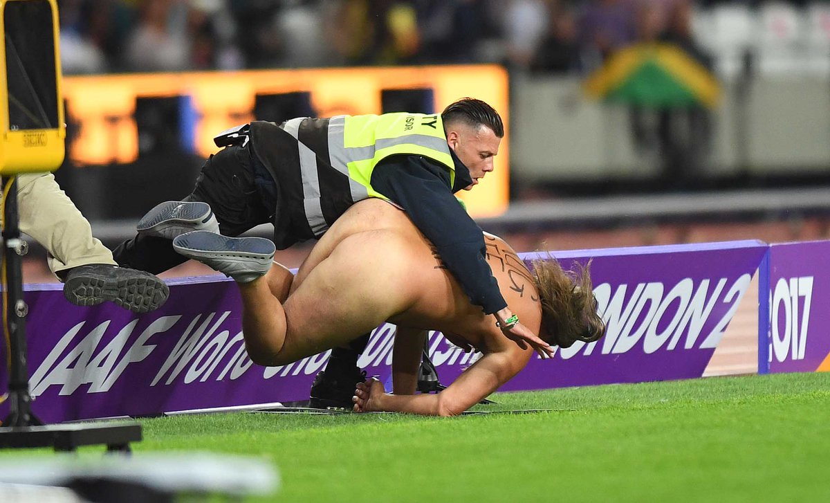 Nice trainers. As Mr B lost this was the biggest cheer of the night by far ! #OUCH #STREAKER #IAAFWorldChampionships <a href="/uknikon/">Nikon UK & Ireland</a>