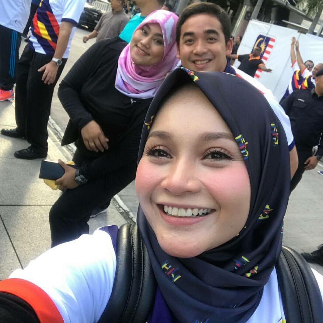 HermajestyStore's tweet photo. Spotted Datin @annengasri wearing #k2017 square wau scarves. Thank you so much for supporting us #KL2017 #BangkitBersama https://t.co/DS4Wyp03ar