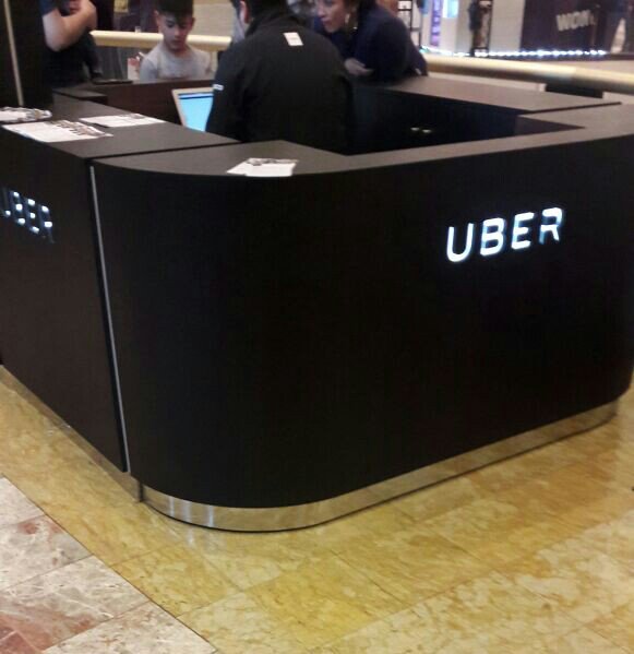 julio4913's tweet photo. @Fisca_MTT que pasa con las autoridades en el mall plaza vespucio @PaolaTapiaSalas esto es ilegal  porque les dan chipe libre el gobierno 👎 https://t.co/FqrN1ESj75