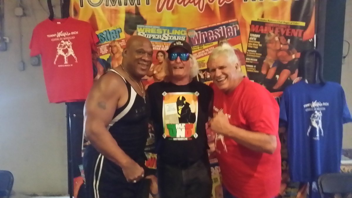 AUSTINIDOLLIVE's tweet image. Totally Awesome! 
austinidollive.com 
austinidolpod.com