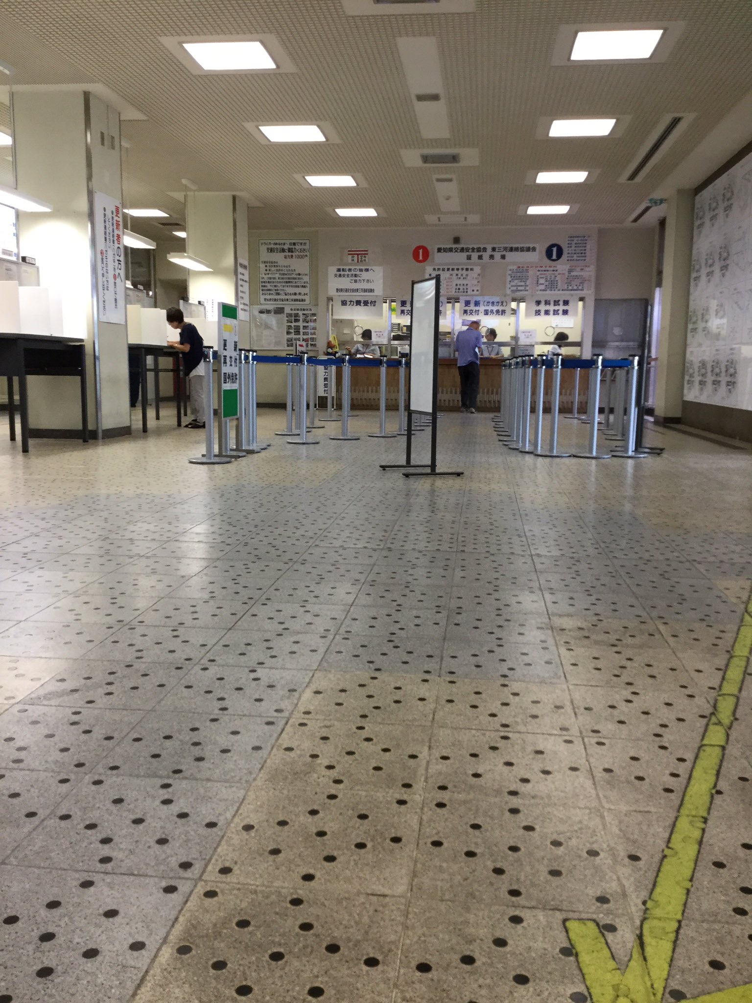 Twitter 上的 つ 津 Tsu 旦那の免許更新について来た 受付前の行列が嘘のようにガランとしてるw 東三河運転免許センター 免許更新 T Co Ce78o6cxrx Twitter
