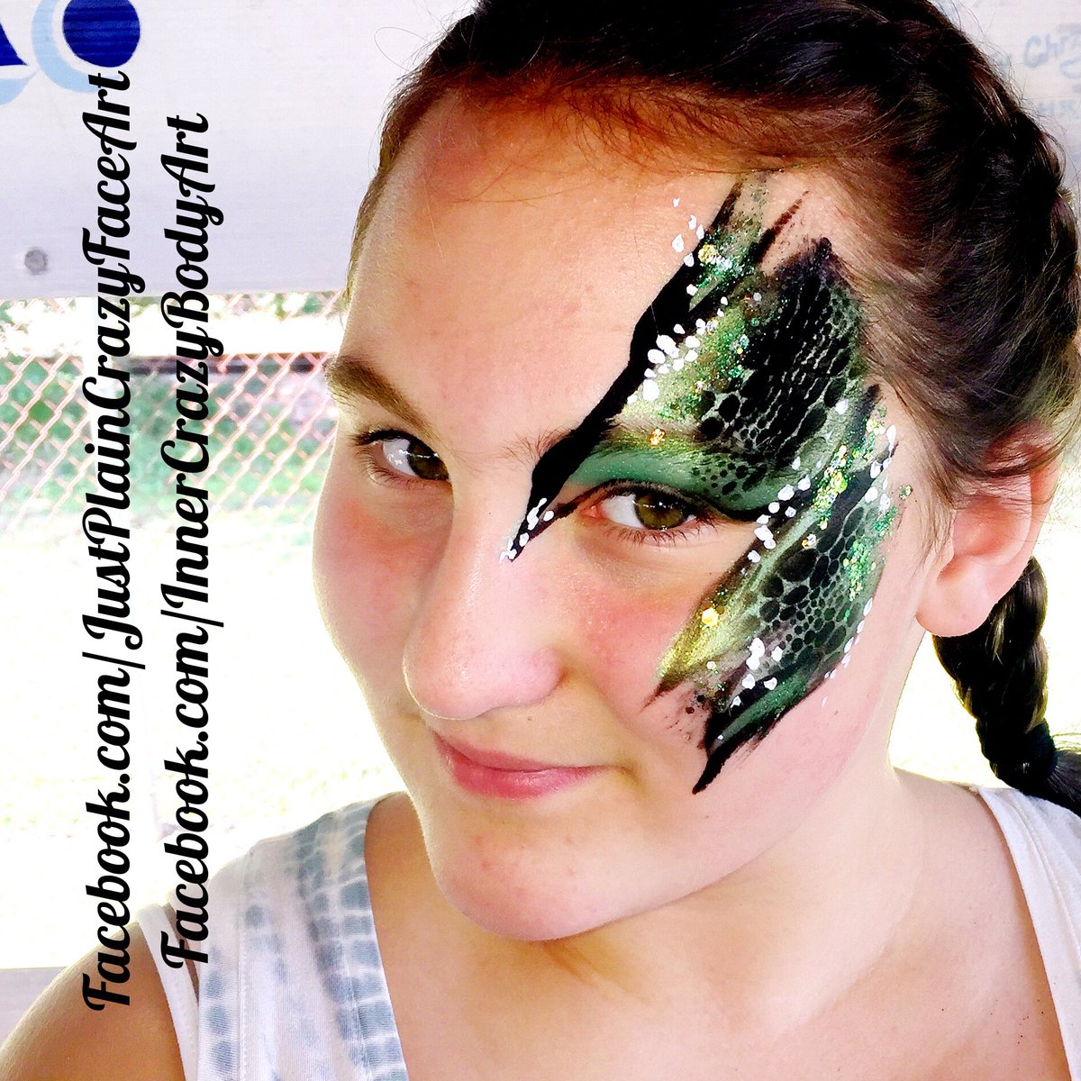 PlainCrazyMarie's tweet photo. OTJ #SlytherinInspired eye design for this #HarryPotter fan! Makeup by #FabMakeup and #Cameleon w/ #BadAssStencils & #pixiepaint #glitter https://t.co/3JwFmjbmDe