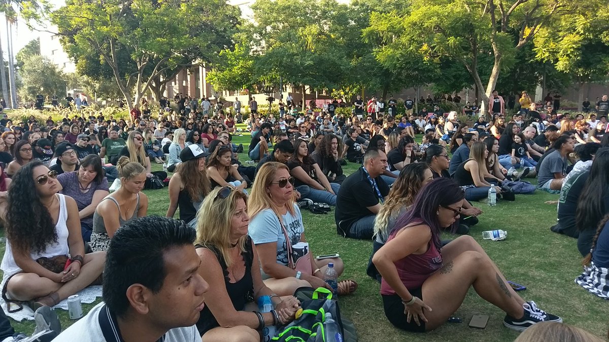 xxjeannexx's tweet image. Crowd at Grand Park #CBmemorialLA #ripchester