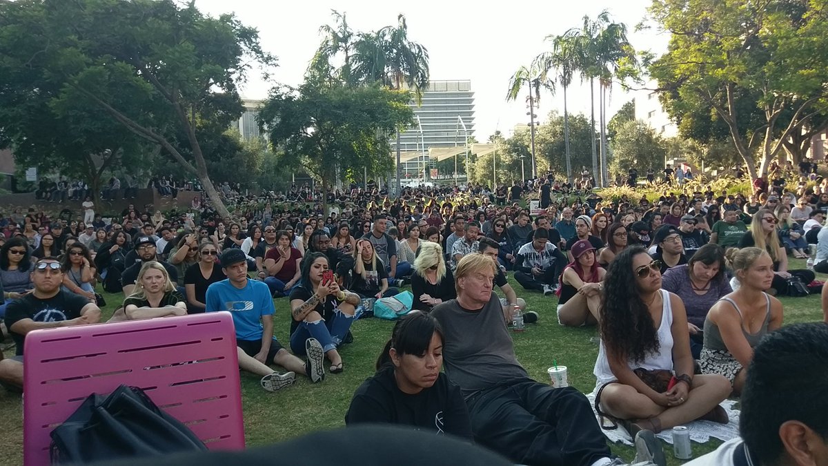 xxjeannexx's tweet image. Crowd at Grand Park #CBmemorialLA #ripchester
