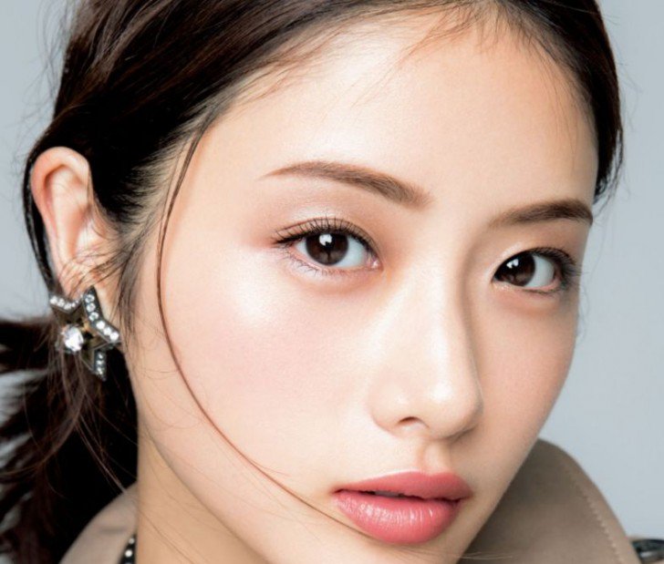 石原さとみのメイク方法や道具までご紹介 年齢を感じさせない３０代 芸能コスメ 紹介サイト