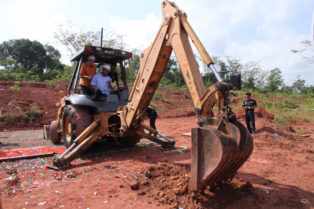 BuletinJohore's tweet photo. Exco Johor di Majlis Pecah Tanah Projek Perkampungan Darul Mawaddah MAINJ, sebanyak 32 Unit di atas Tapak Perumahan PRRT Bukit Kepong, Muar https://t.co/7ByFkdM9t7
