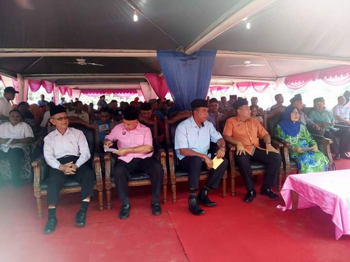 BuletinJohore's tweet photo. Exco Johor di Majlis Pecah Tanah Projek Perkampungan Darul Mawaddah MAINJ, sebanyak 32 Unit di atas Tapak Perumahan PRRT Bukit Kepong, Muar https://t.co/7ByFkdM9t7