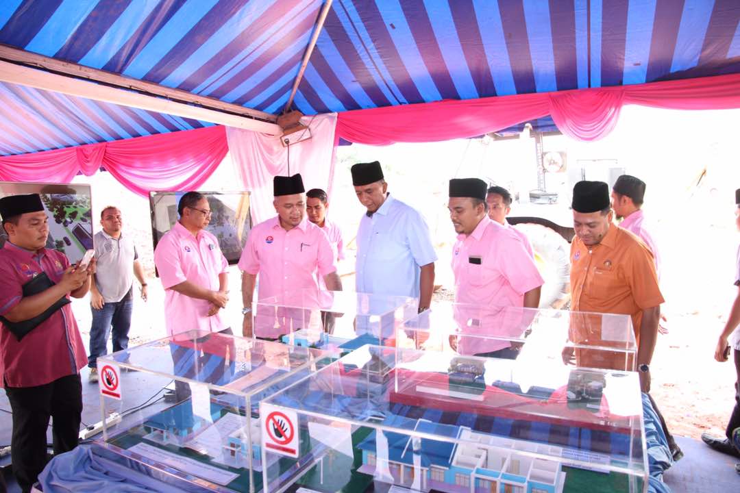 Exco Johor di Majlis Pecah Tanah Projek Perkampungan Darul Mawaddah MAINJ, sebanyak 32 Unit di atas Tapak Perumahan PRRT Bukit Kepong, Muar