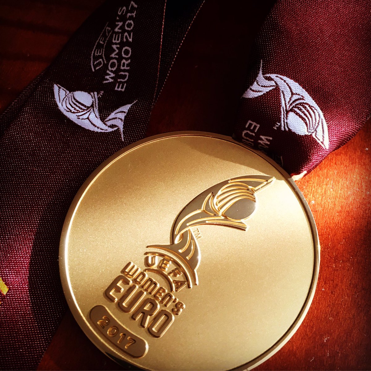 En dan word je 's ochtends wakker en wat ligt er op je nachtkastje...??? #onsek #niettebevatten #wateenteam #trots