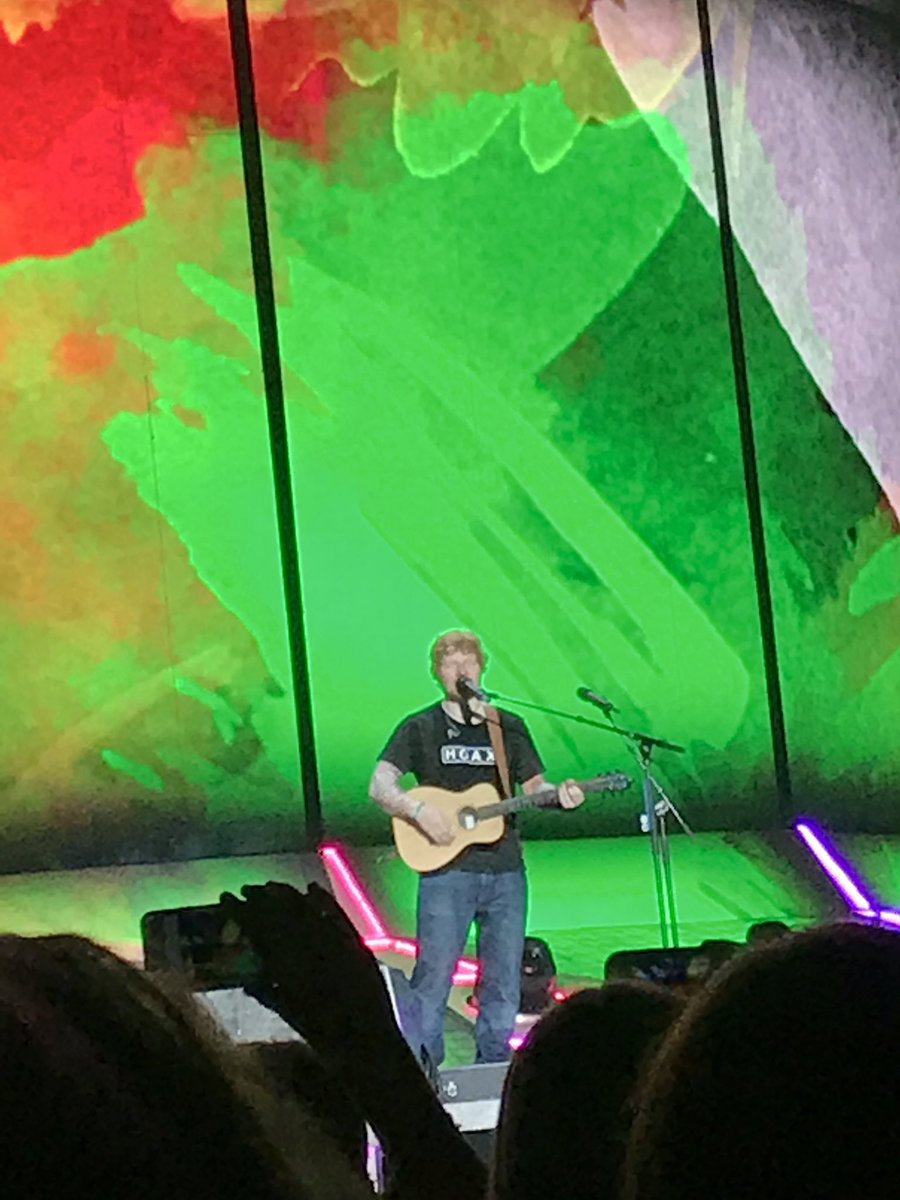 MrsDakoTaco_'s tweet photo. @edsheeran thanks for starting my vacation in San Diego off with a bang! 😝💜🎤 #ValleyViewCenter https://t.co/Nd6UcMRSAS