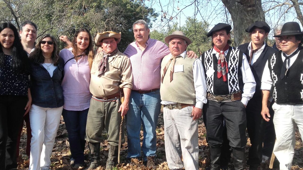 ClauPomboPilar's tweet photo. @donofriojorge  junto a @ClauJuanes, @Roxana_Pombo y @CampsMaria estuvieron en las #FiestasPatronales de #DelViso dialogando con vecinos https://t.co/9dOXzoTCqD