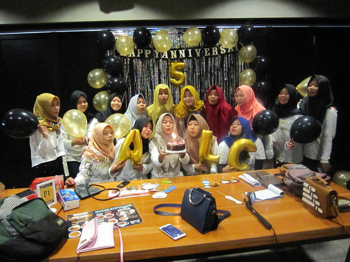 AlcCirebon's tweet photo. Happy Anniversary ke 5th Alicious Cirebon 🎉 Makin kompak dan terus support @alysyarief 💕 Li, ditunggu di Cirebon ya 😉 https://t.co/MLfi0hvTpi