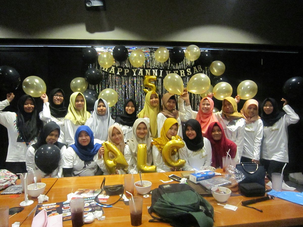 Happy Anniversary ke 5th Alicious Cirebon 🎉 Makin kompak dan terus support <a href="/alysyarief/">Aliando Syarief.</a> 💕 Li, ditunggu di Cirebon ya 😉