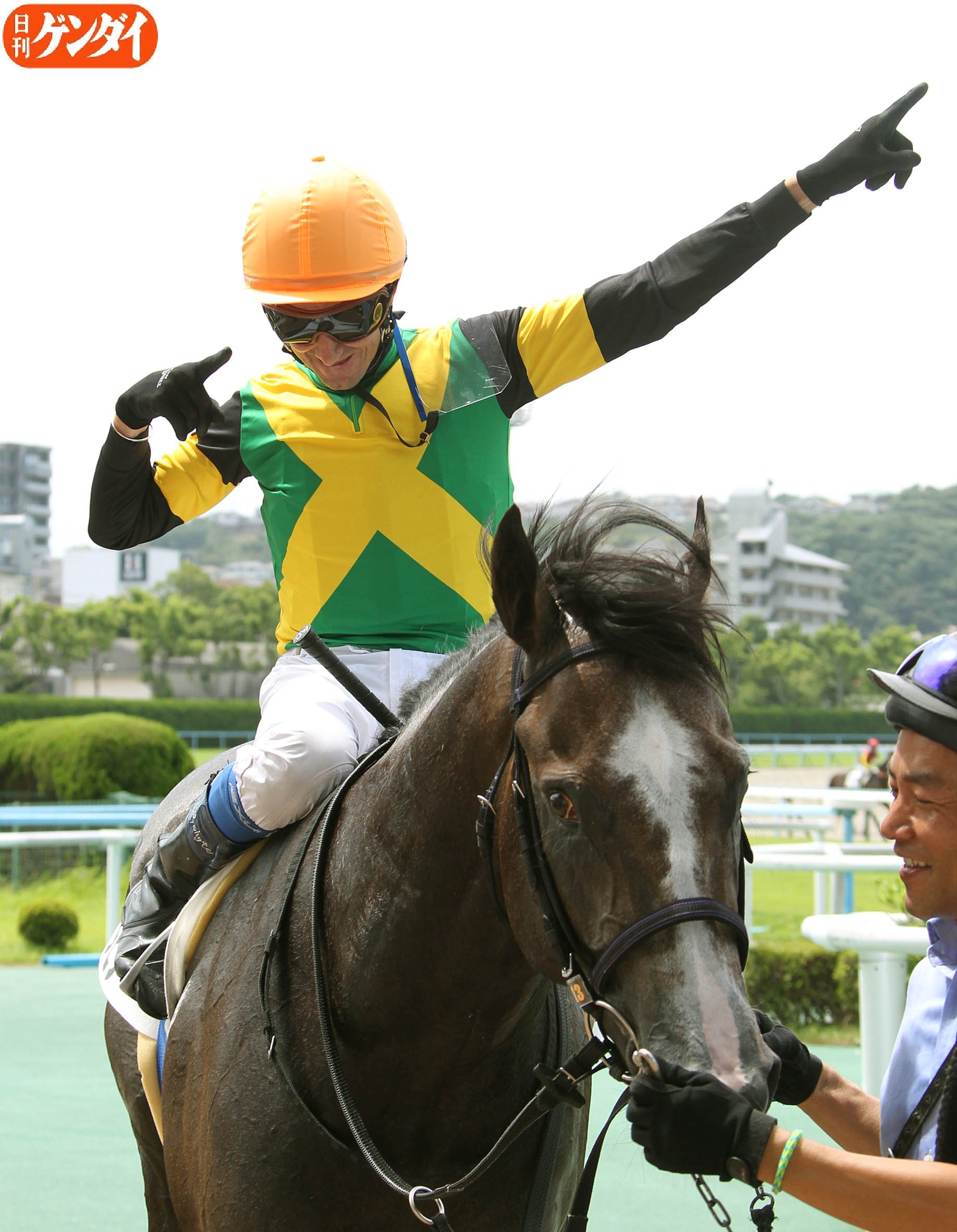 日刊ゲンダイ 競馬 これは ライトニング ボルト 日曜小倉３ｒを タピゾーで勝ったホワイト騎手が枠場でみせたこのポーズ レースの約５時間前には世界陸上 男子１００ 決勝がありました 確かに 勝負服はウサイン ボルトのジャマイカ国旗に似