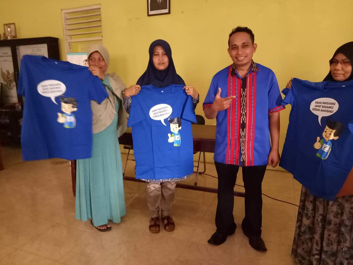 BPOMAmbon's tweet photo. Sosialisasi kepada ibu-ibu majelis taklim di desa nania tentang Unit Layanan Permintaan Informasi/Pengaduan Konsumen BPOM Ambon https://t.co/eXN32rGysm