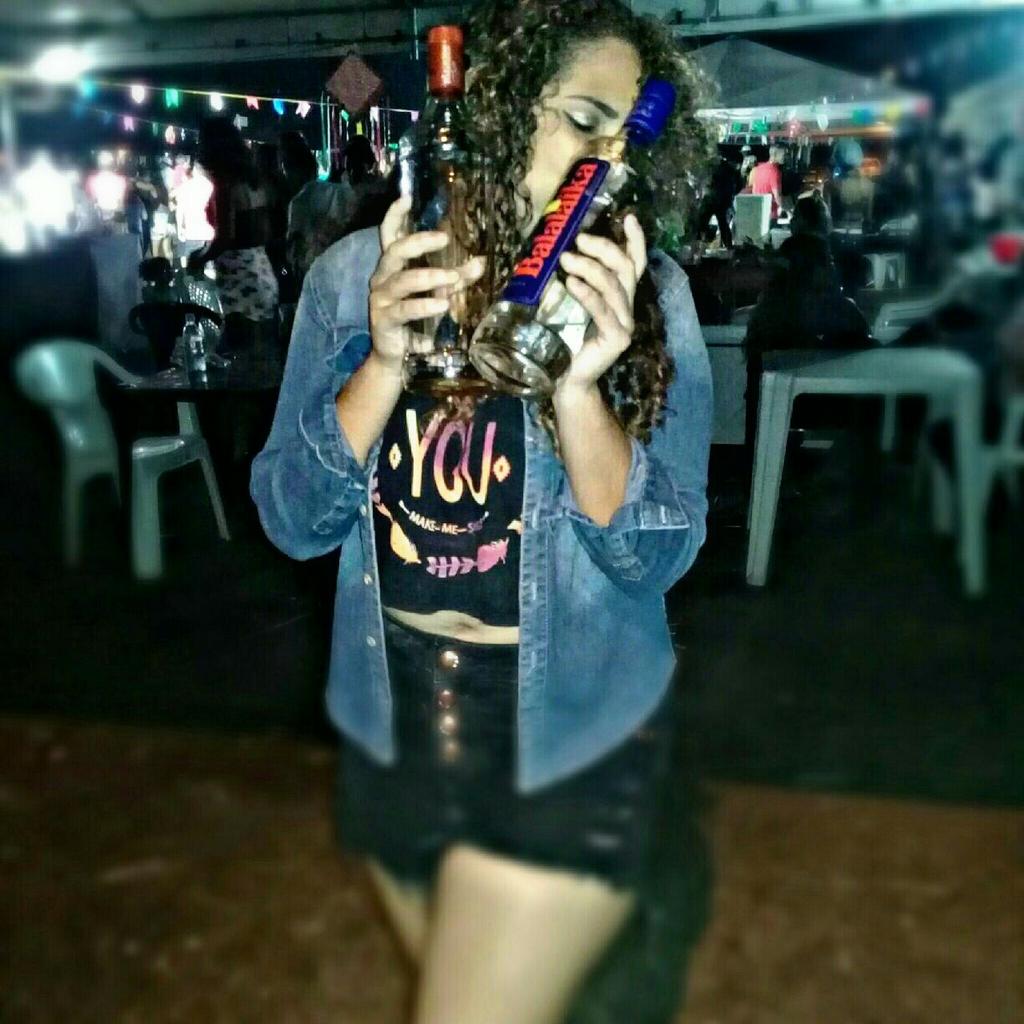 BeattrizGomes2's tweet photo. Quem tem controle é TV, eu não😉 https://t.co/ihIHKW57cm