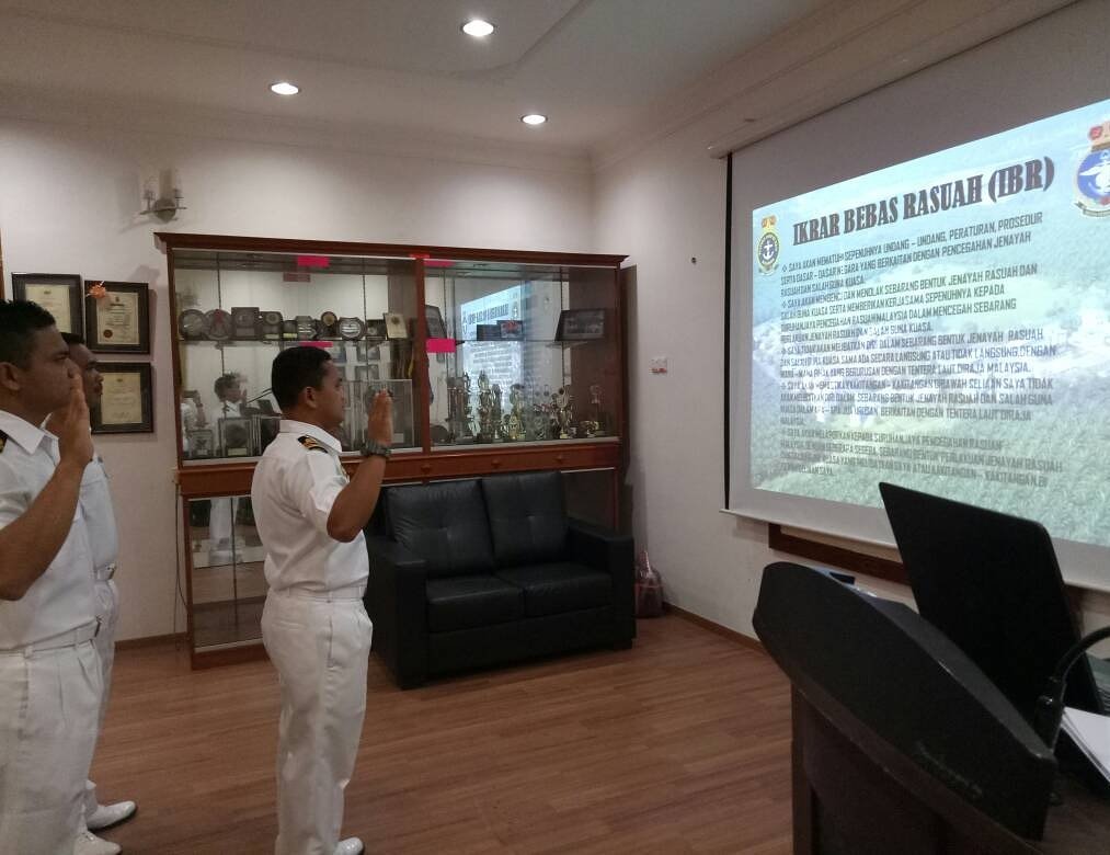 sksitiawan1's tweet photo. Kami warga bebas dari Rasuah #IBR #navypeople https://t.co/ueEJlN8pYX