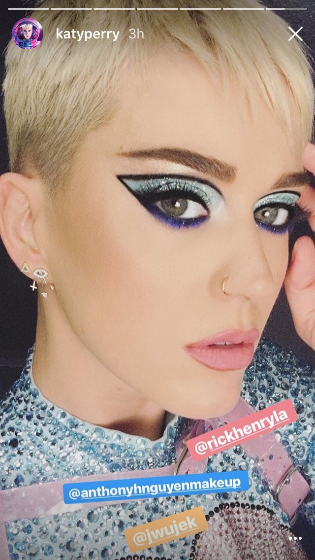 Colourswept's tweet photo. @katyperry This makeup look on you looks 🔥🔥🔥 😘 https://t.co/ONr7ki6A9u