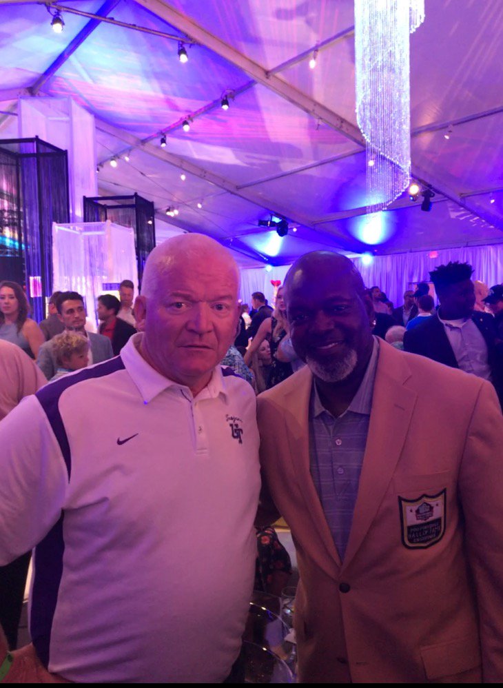 jpwms1128's tweet photo. Great to meet one of my all time favorite Dallas Cowboys #EmmittSmith22.
#PFHOF2017. https://t.co/0EK2JSVsko