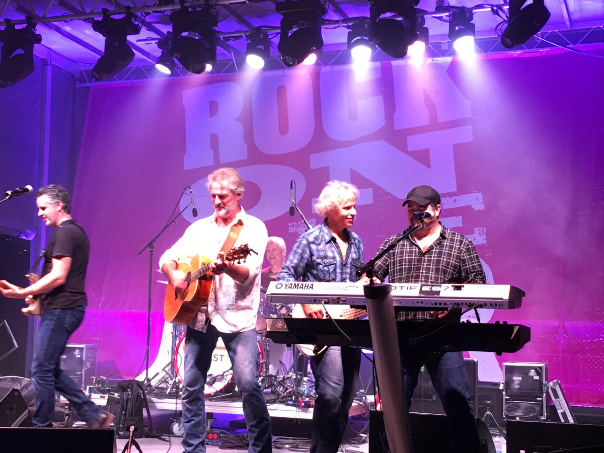 ReesBeautyBiz's tweet image. Great show tonight by #sixwire   I have just become a HUGE fan!   @Andy_Childs