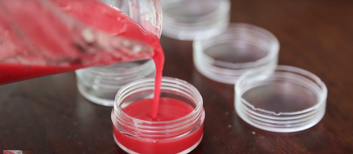 How To Make Your Own Lip Balm In 5 Minutes

VIDEO: dld.bz/eAWKD

#diy #howto #lifehack