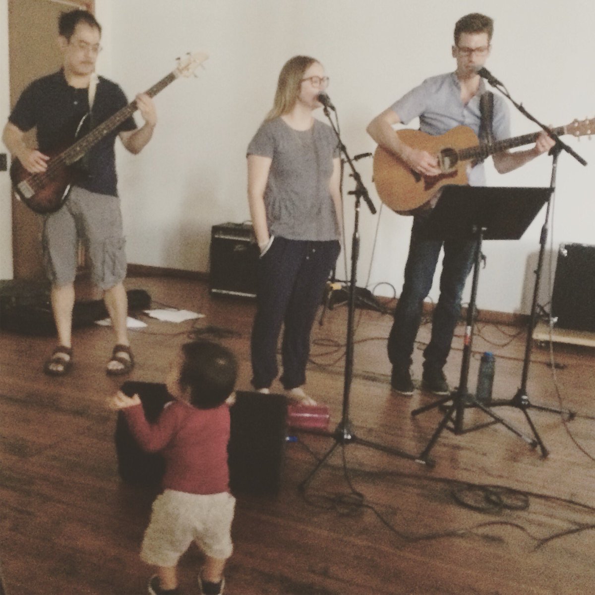 kairoshollywood's tweet photo. The band has both a new member and a new fan! Little Max was clapping along to Abigail's great singing. (Filter by Keymanii.) https://t.co/NvluPqFzJ9