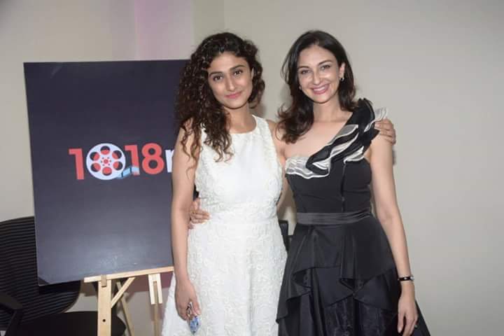 BeingRajuu's tweet image. Again Captured Same Frame @saumyatandon @iraginikhanna Beautiful Souls😘❤️ #Roop #JabWeMet #PreetSingh #GurgaonTheFilm