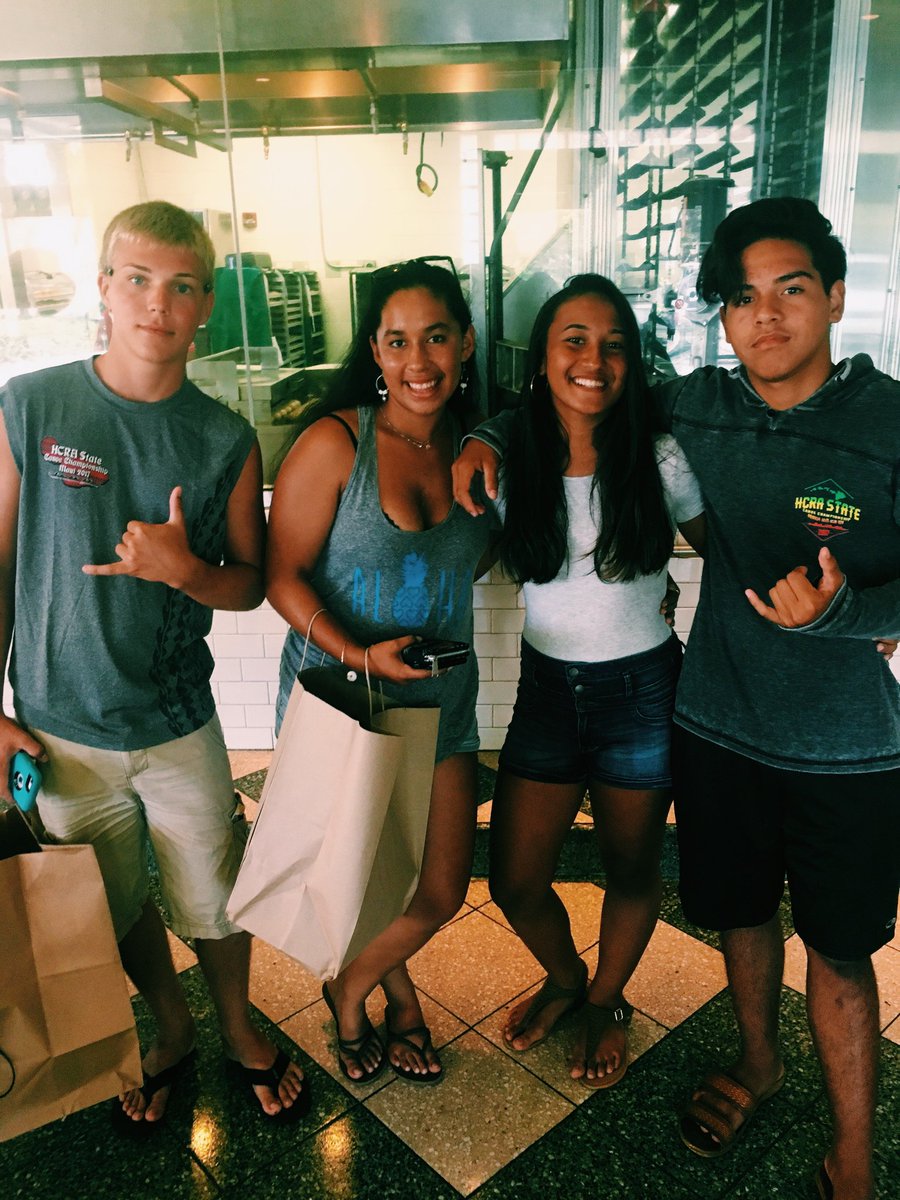 julia_malasig's tweet photo. A pic for each day in Maui. Shout out to the friends that became familiy/ fuck buddies. #nohomo #makeelemu #hooonah  #ogkrew https://t.co/ohf6hcx2lu