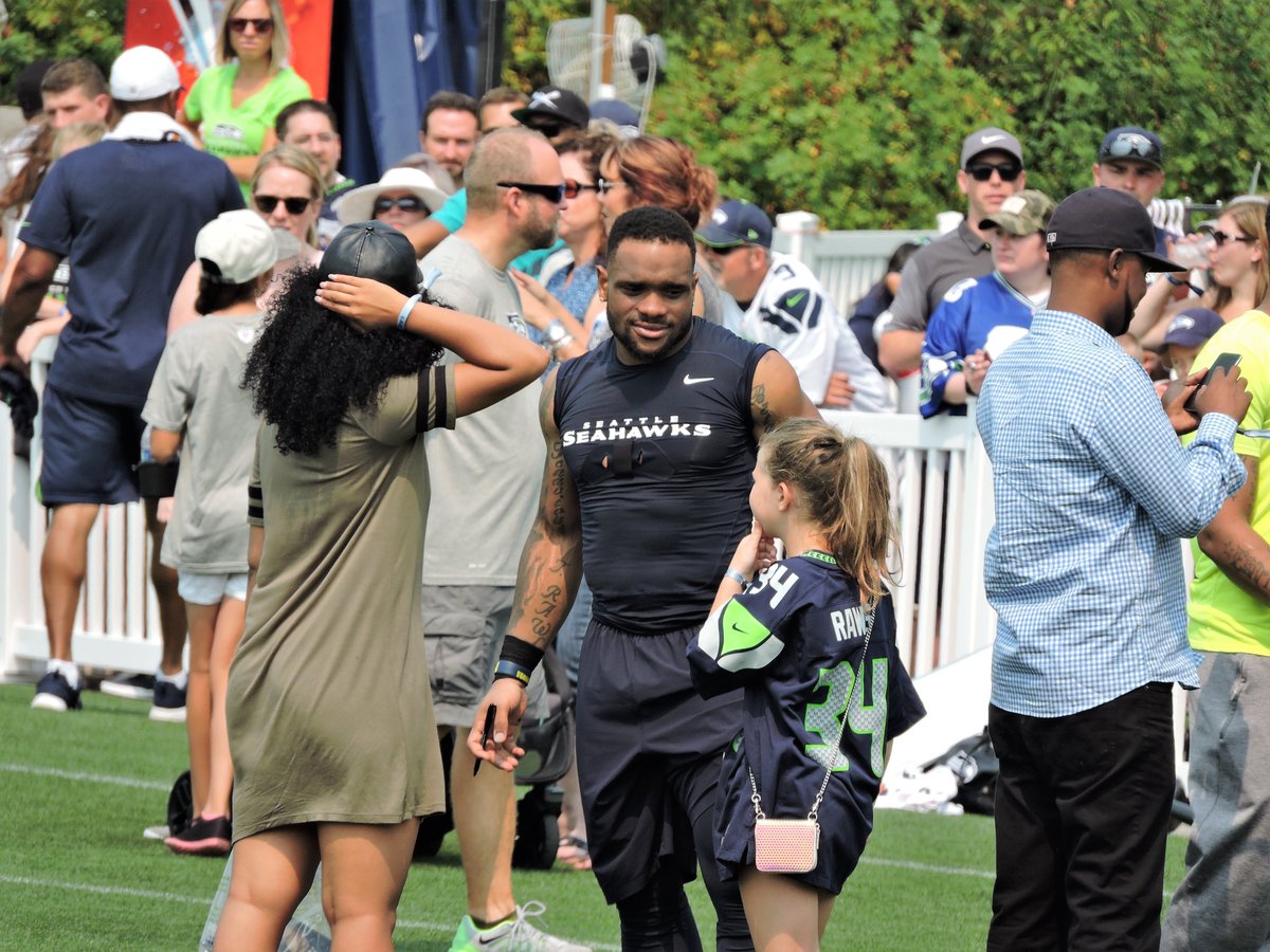 lauriedunham's tweet photo. Thomas Rawls and a young fan at Sunday training camp. #SeahawksCamp #ThomasRawls https://t.co/P7Tmumdqhd
