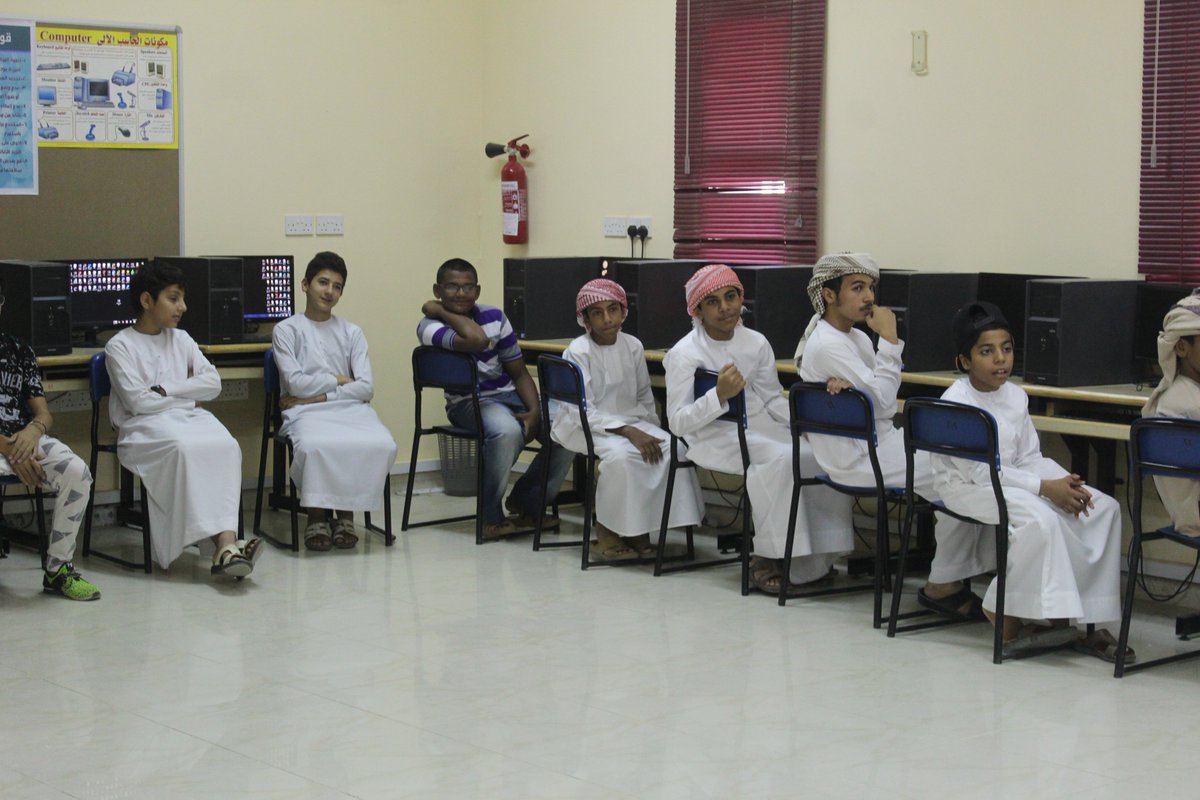 قدم الفاضل علي بن سعيد العميري محاضرة عن السلامة العامة في المنزل والأماكن العامة وتم أيضا التعرف على أنواع الطفايات وكيفية إستخدامها .❤️