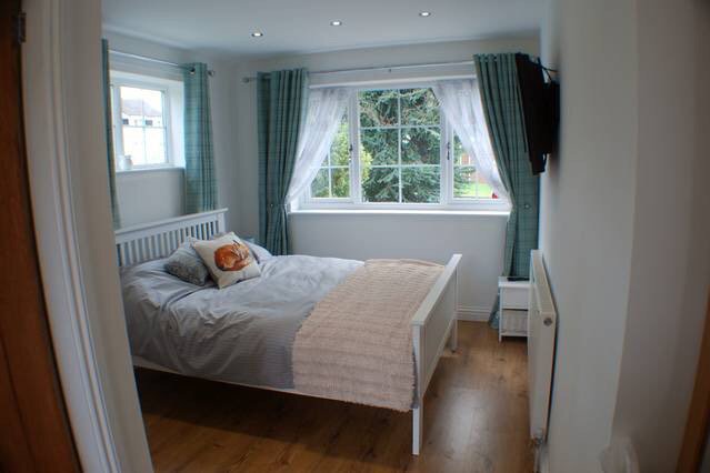 Countrycockapoo's tweet image. Check out my @airbnb listing in Holmes Chapel! abnb.me/EVmg/DJnJNjespF @Cheshirepetsupp @simplycheshire