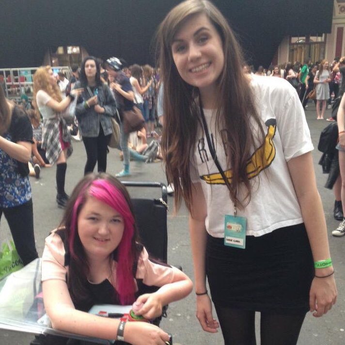kartier_rose's tweet photo. #SITC2014 vs #SITC2017 with 
@doddleoddle 💛 
Dodie gives the best hugs 🤗 #fact https://t.co/CEJjOwZqVk