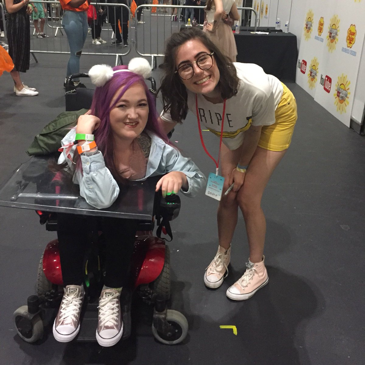 kartier_rose's tweet photo. #SITC2014 vs #SITC2017 with 
@doddleoddle 💛 
Dodie gives the best hugs 🤗 #fact https://t.co/CEJjOwZqVk