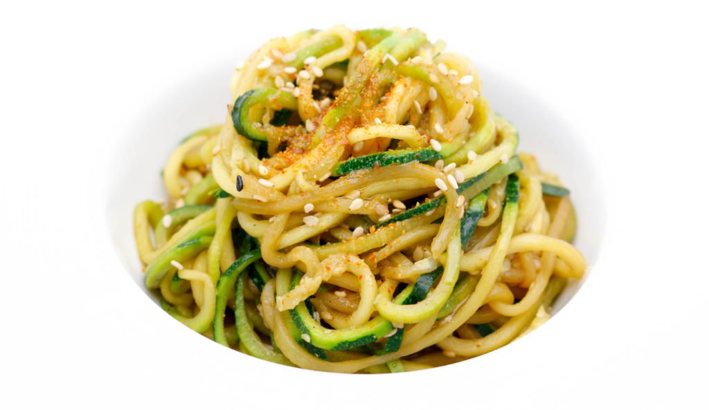 Espaguetis de calabacín con salsa de soja y shichimi - gastronomia.es/recetas/espagu…