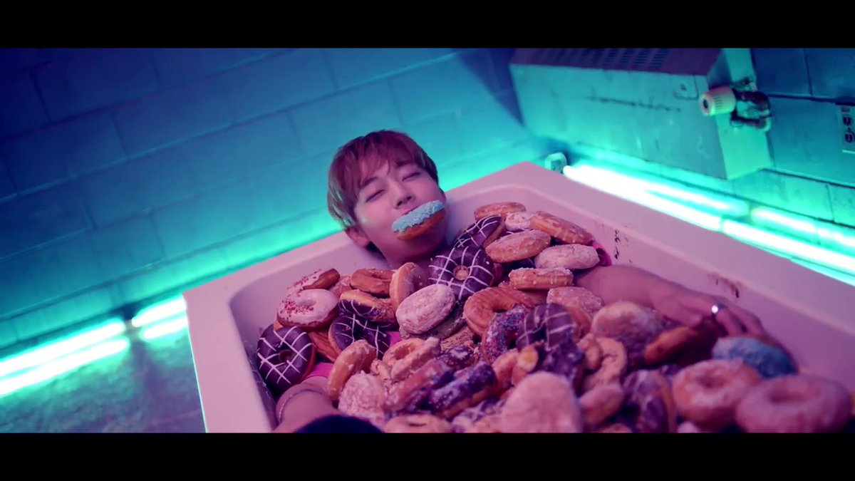 dasshamin's tweet photo. #WannaOneDebut 
Я:*сидит на диете*
Тем временем wanna one: https://t.co/cyYWq0HyYt