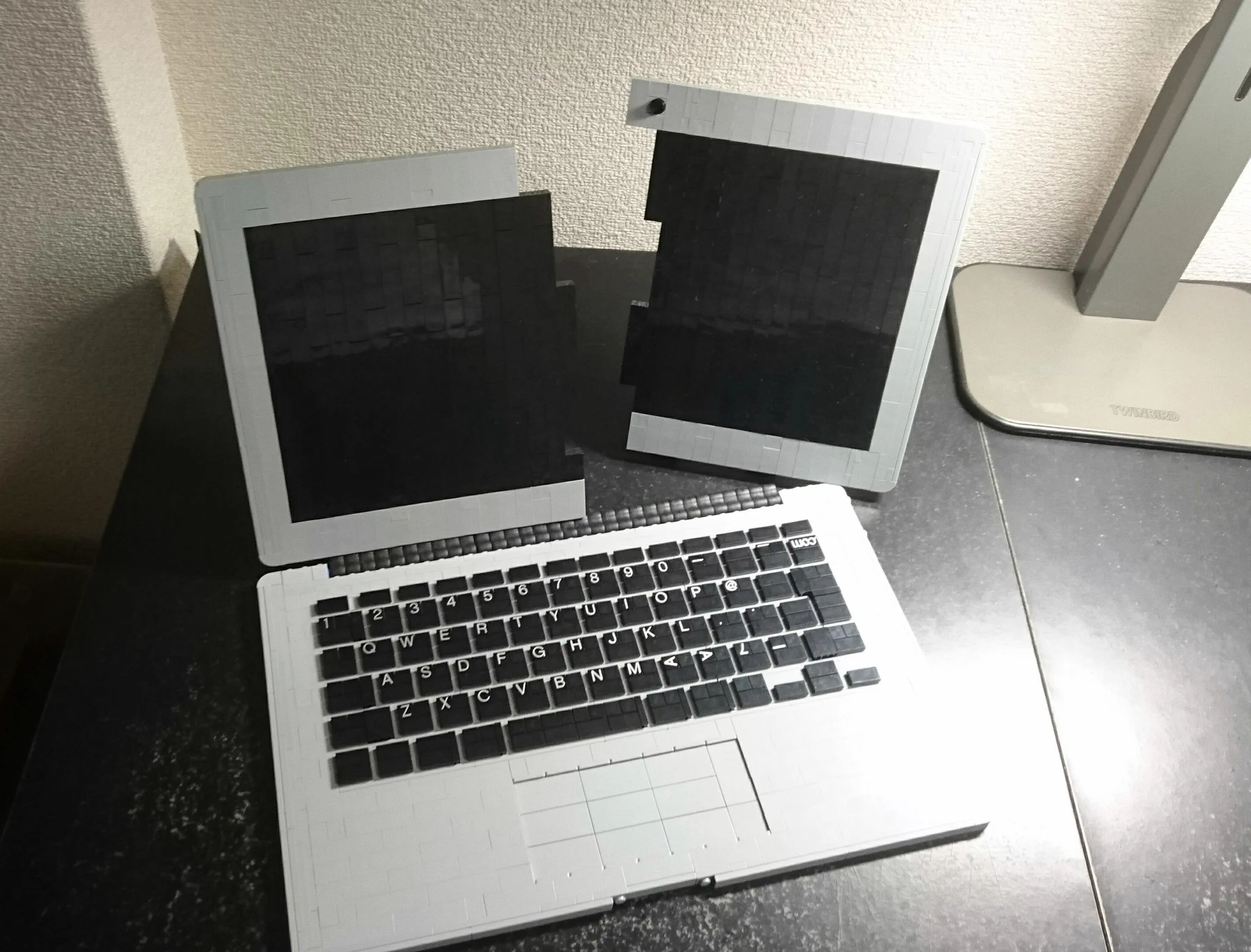 これはすごい！レゴで作ったパソコンが本物にしか見えないww