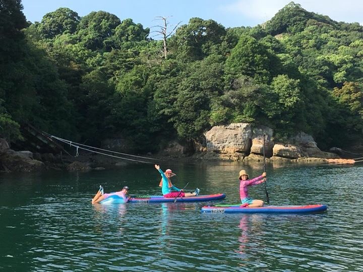 九十九島でサップ
事業で行うとなると場所の許可が必要です。色々と当たっていましたが、なかなか難しいです。
新たな事業を始めようとすると、色々な問題が生じます。しかし、あきらめることなく、動き続けると必ず打開策は見つかります。九十九島の私有地を貸していただけることになりました！