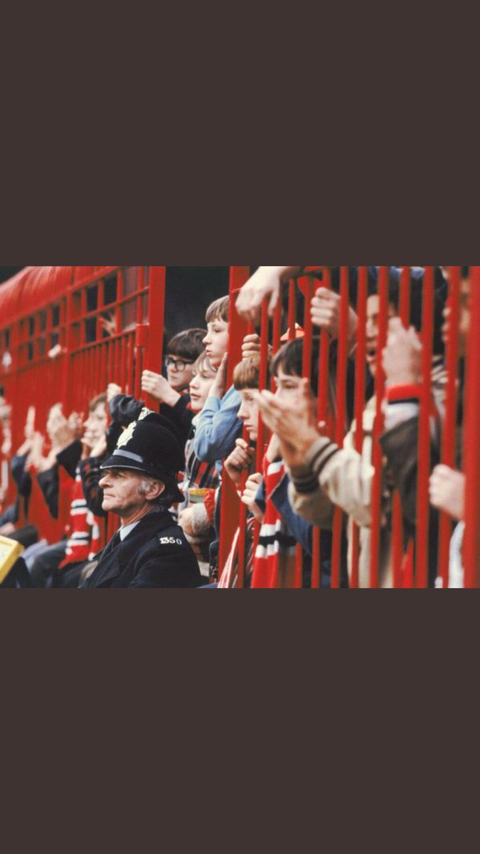 MUFCphoto_Edits's tweet photo. Old school photo.....Manchester United fans watching the match from behind a fence🔴⚪⚫ https://t.co/2HuuChpcOG