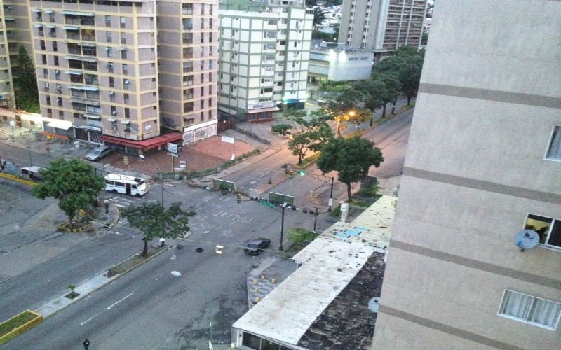 noticierovv's tweet image. #Nacionales #7Ago Cerrada con barricadas la avenida Rómulo Gallegos #NoticieroVenevision bit.ly/2vHBDzk