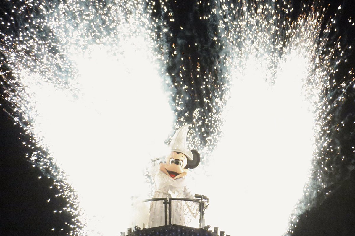 つっちー Dあか A Twitter 今宵のファンタズミック から クリオネくんの登場シーン ちょっと煙に巻かれ気味 でも 台風来襲直前のあの天気の中 普通にパイロ出してズミやってくれただけでありがたいし 撮れただけでも満足 W ディズニーシー