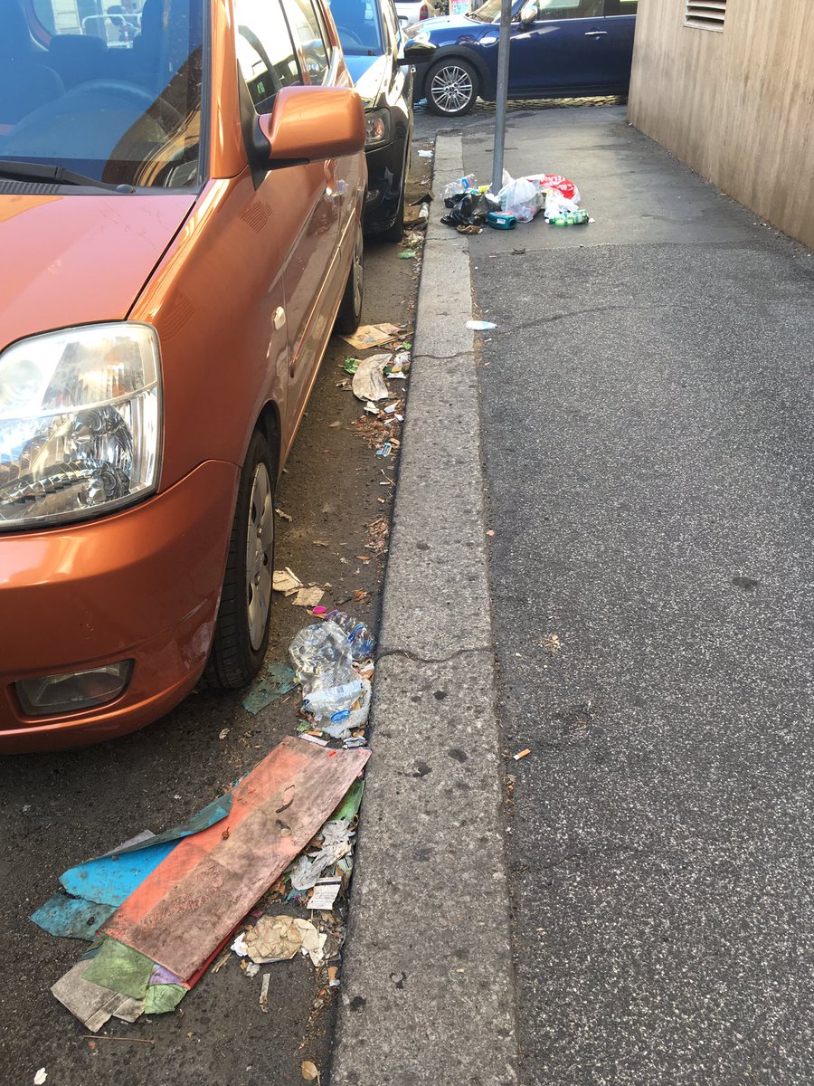larzilla71's tweet photo. Via Sardegna poco dopo angolo con Via Veneto, stessa situazione da almeno 2 settimane @romafaschifo @RomaPulita @Sosromacapitale https://t.co/gDXNXTSMx2